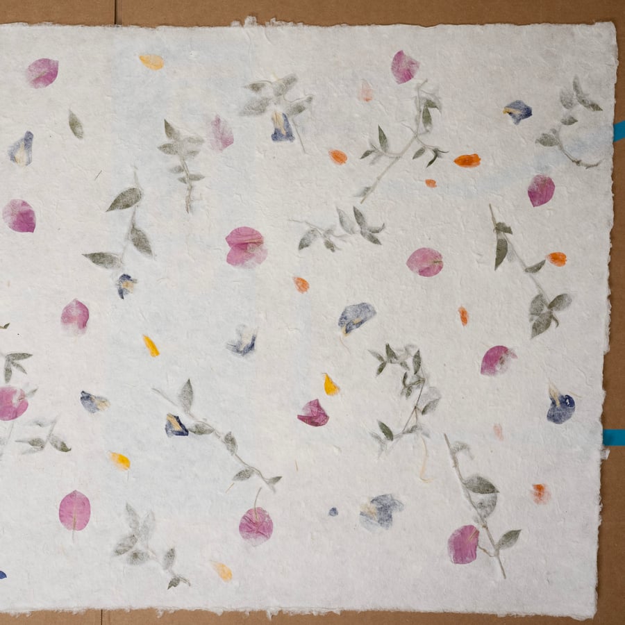 Textura de papel de morera con lirio, caléndula y buganvilla