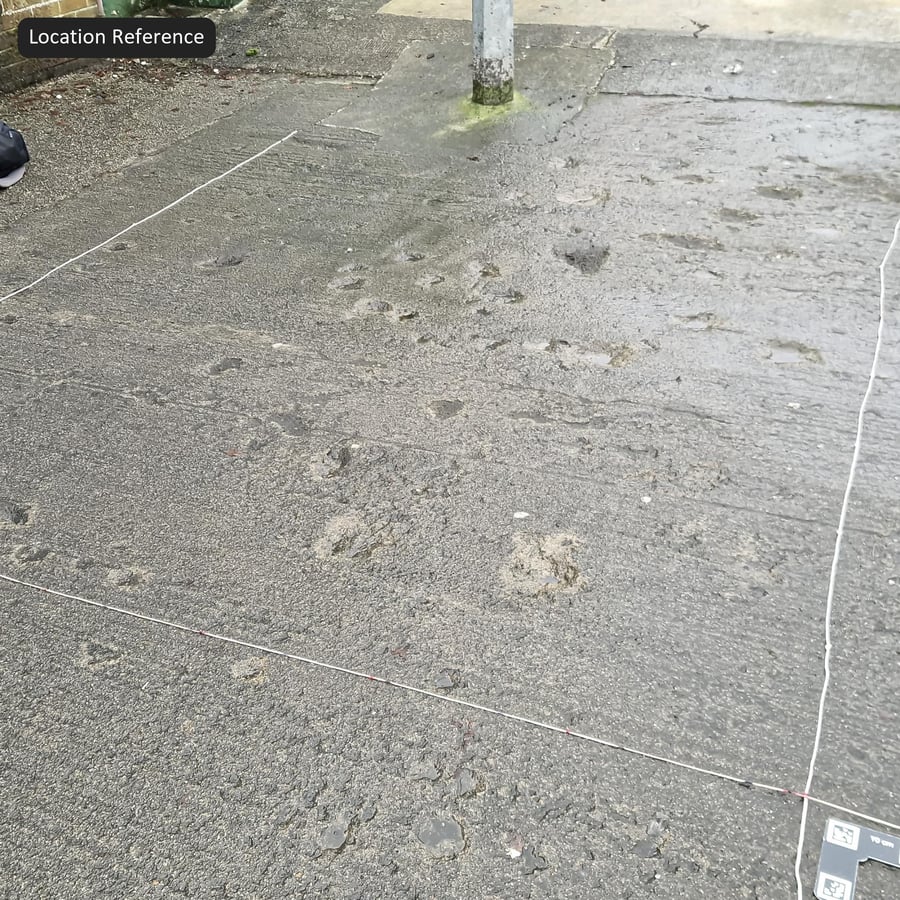 Poškozená struktura chodníku s důlky