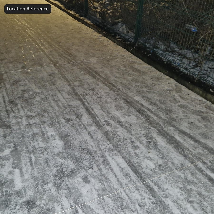 雪地纹理上的轮胎印