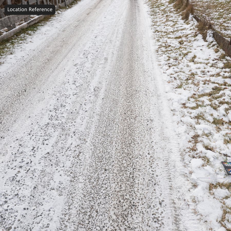Pegada numa textura de asfalto com neve