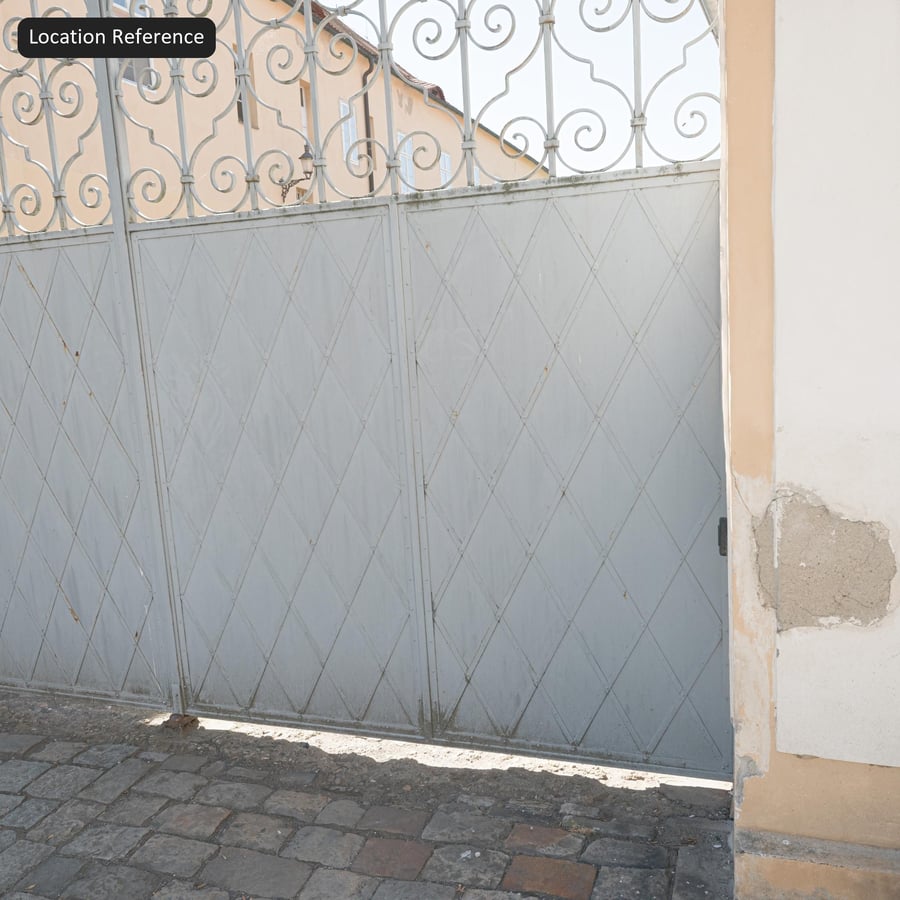 Texture di cancello in acciaio a fasce con motivo a diamante rivettato, grigio pallido