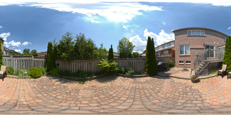 Hình ảnh HDRI bầu trời ngoài trời vào ngày nhiều mây ở sân sau nhà