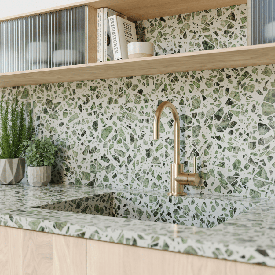 Large Chips Forest Terrazzo Texture, vert