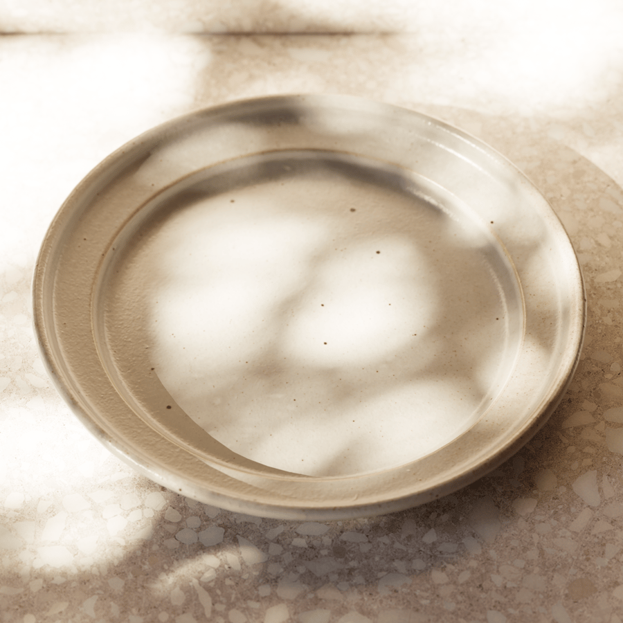 Spräcklig keramisk tallriksmodell, vit