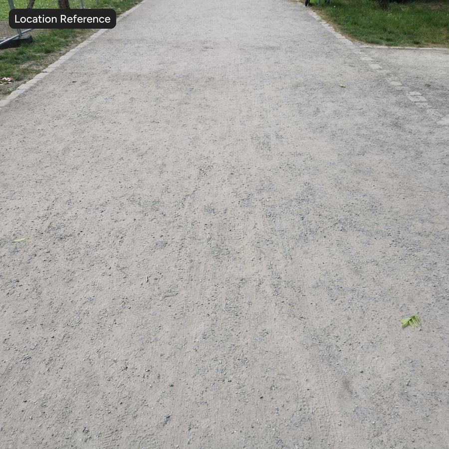 Textura udusané jemné kamenité cesty, šedo-béžová