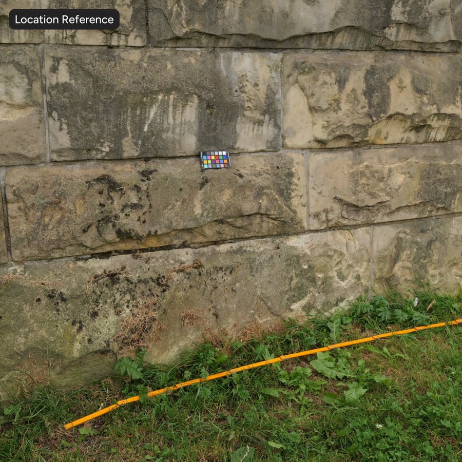 Muro a blocchi in pietra arenaria antica, marrone