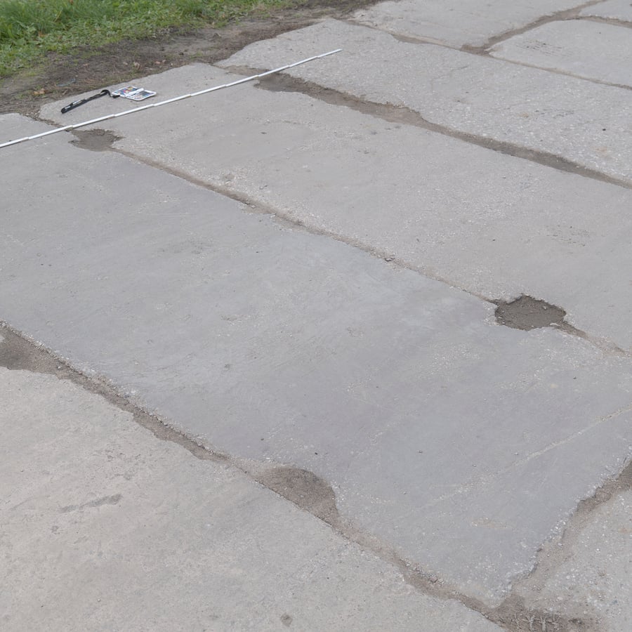 Painel desgastado com furos de amarração Textura de calçada de concreto