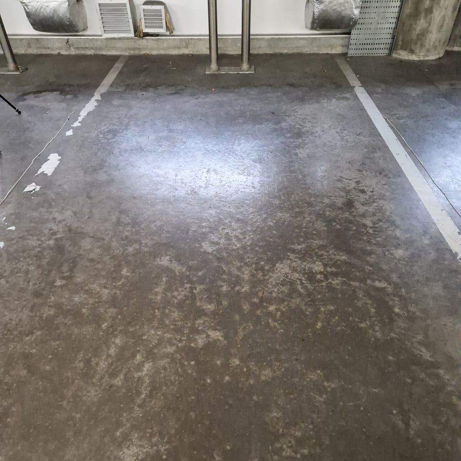 Textura opotřebovaného betonového zálivu parkoviště
