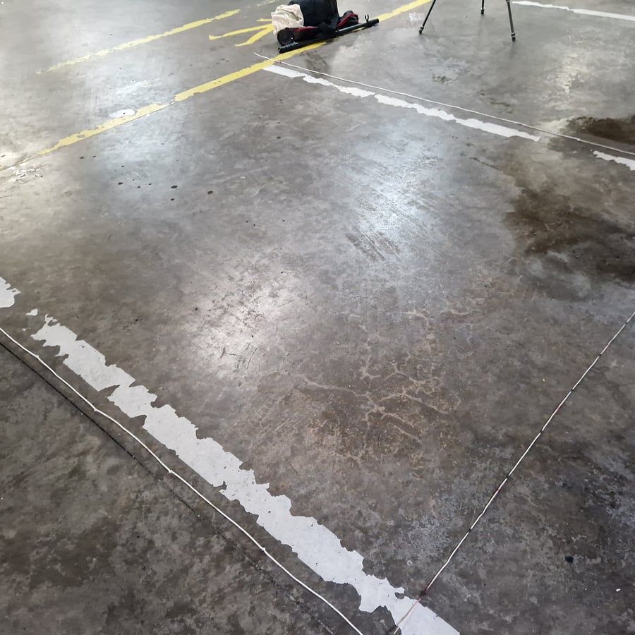 Textura opotřebovaného betonového zálivu parkoviště