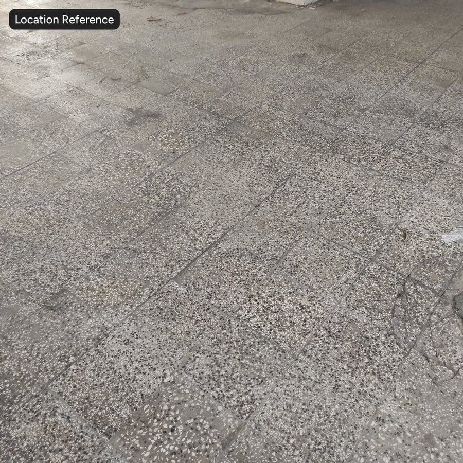 磨耗した骨材を積み重ねたコンクリート歩道の質感